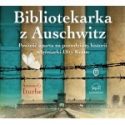 Zdjęcie okładki audiobooka: Brama śmierci obozu w Auschwitz na tle grzbietów książek