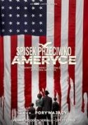 Okładka filmu pt. "Spisek przeciwko Ameryce" - rodzina czteroosobowa stojąca na tle flagi ameryki, której czerwone podłużne pasy rozlewają się u dołu jak krew. 