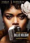 Zdjęcie okładki filmu, pt. "Billie Holiday" - młoda czarnoskóra kobieta z różą we włosach stoi przed mikrofonem.