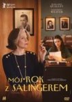 Zdjęcie okładki filmu, pt. "Mój rok z z Salingerem " - starsza szykownie ubrana kobieta z papierosem w dłoni stoi zapatrzona w dal, na drugim planie gabinet, przy biurku siedzi młoda kobieta i przegląda zapisane kartki.