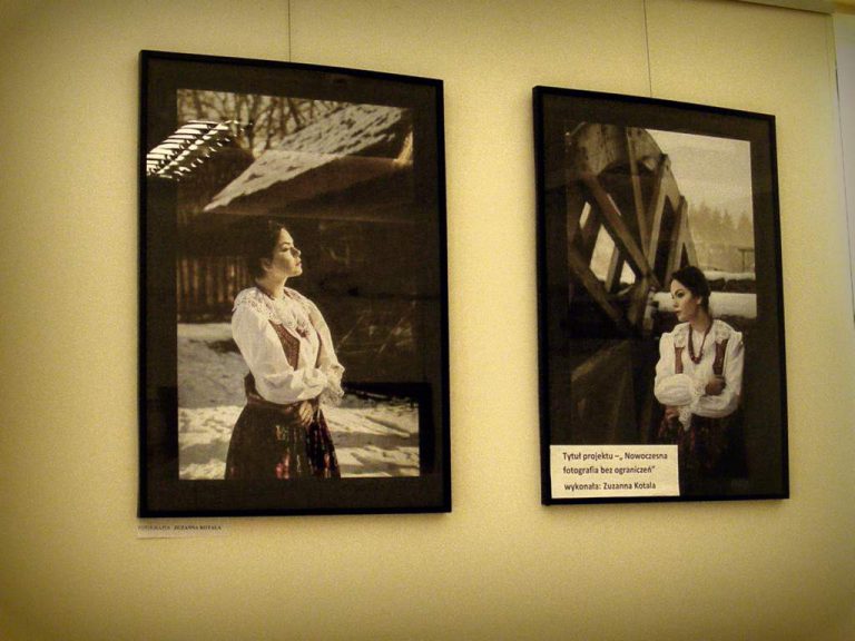 Wystawa prac fotograficznych uczniów Zespołu Szkół Skórzano-Odzieżowych