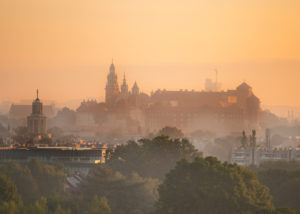 Zdjęcie Zamku Królewskiego na Wawelu w Krakowie zrobione o poranku w piękny słoneczny dzień