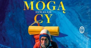 Zdjęcie okładki książki, pt. "Wszechmogący : Andrzej Zawada : człowiek, który wymyślił Himalaje" - mężczyzna w uprzęży wspina się na górę.