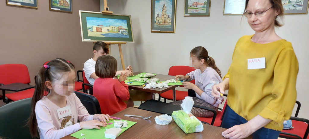Zajęcia artystyczne prowadzone z dziećmi ukraińskimi w Bibliotece Pedagogicznej w Radomiu