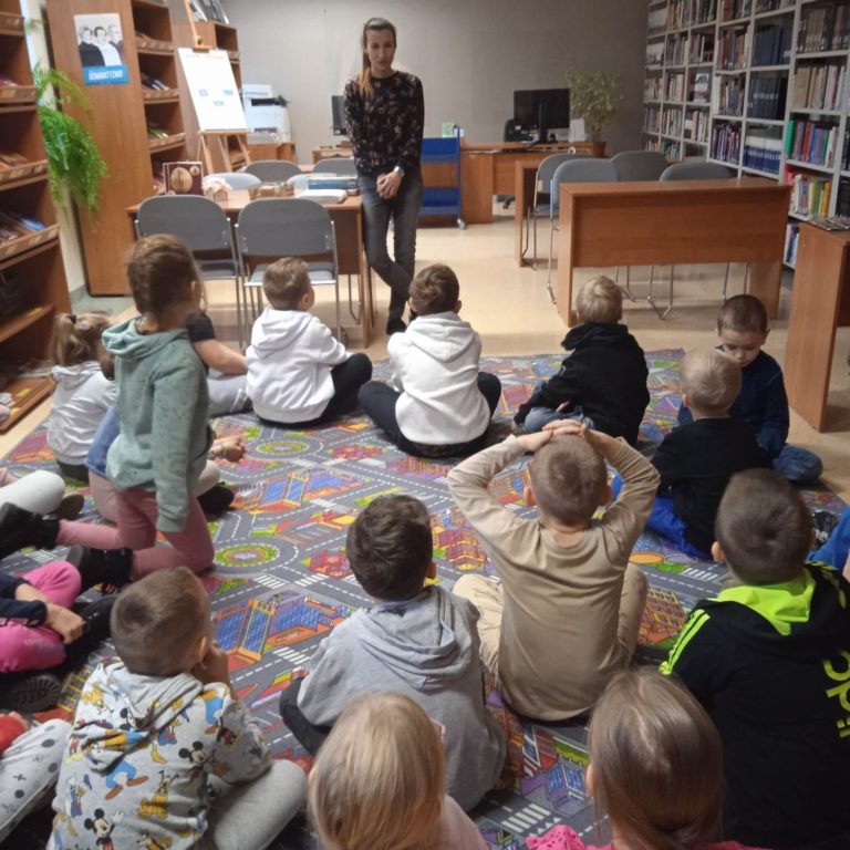 “Raz, dwa, trzy – czytasz Ty” – relacja z lekcji bibliotecznej z dziećmi z PSP Nr 28 w Radomiu.