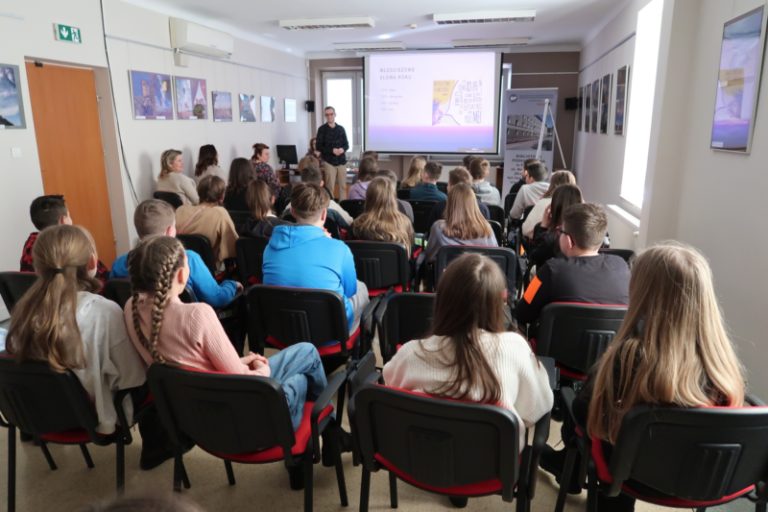 Zakończenie obchodów Międzynarodowego Dnia Języka Ojczystego z uczniami PSP w Makowcu.