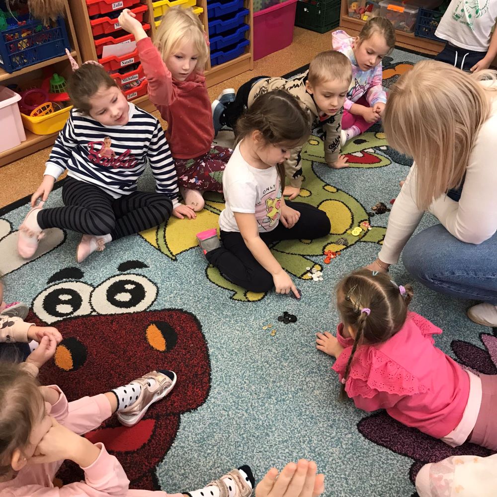 Dzień Guzika w “Kalendarzu odkrywczego czytelnika”.