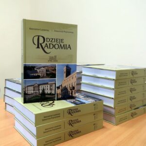 Stos książek o tytule "Dzieje Radomia. Tom II 1795-1915".