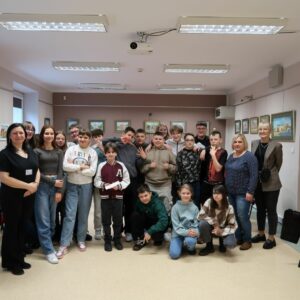 miedzynarodowy-dzien-jezyka-ojczystego-psp-24-1 Uczniowie PSP Nr 24 w Radomiu pozują do wspólnego zdjęcia.