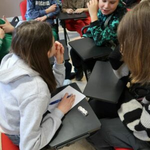 miedzynarodowy-dzien-jezyka-ojczystego-psp-24-4 Uczniowie wspólnie pracują na zadaniem