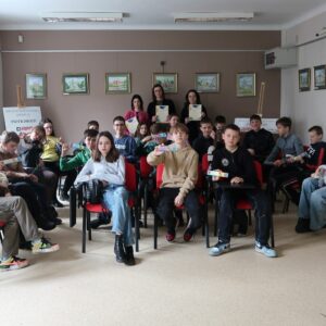 miedzynarodowy-dzien-jezyka-ojczystego-psp-24-6 Grupa uczniów PSP Nr 24 w Radomiu pozuje do zdjęcia