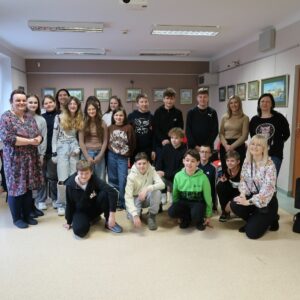 obchodody-Międzynarodowego-Dnia-Jezyka-Ojczystego-uczniowie-PSP im. Jana-Kochanowskiego-w-Zakrzewie-1 Grupa uczniów pozuje do zdjęcia