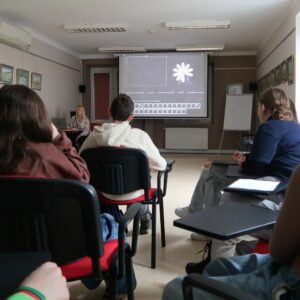 obchodody-Międzynarodowego-Dnia-Jezyka-Ojczystego-uczniowie-PSP im. Jana-Kochanowskiego-w-Zakrzewie-2 Uczniowie słuchają prowadzącej zajęcia obserwując uważnie ekran