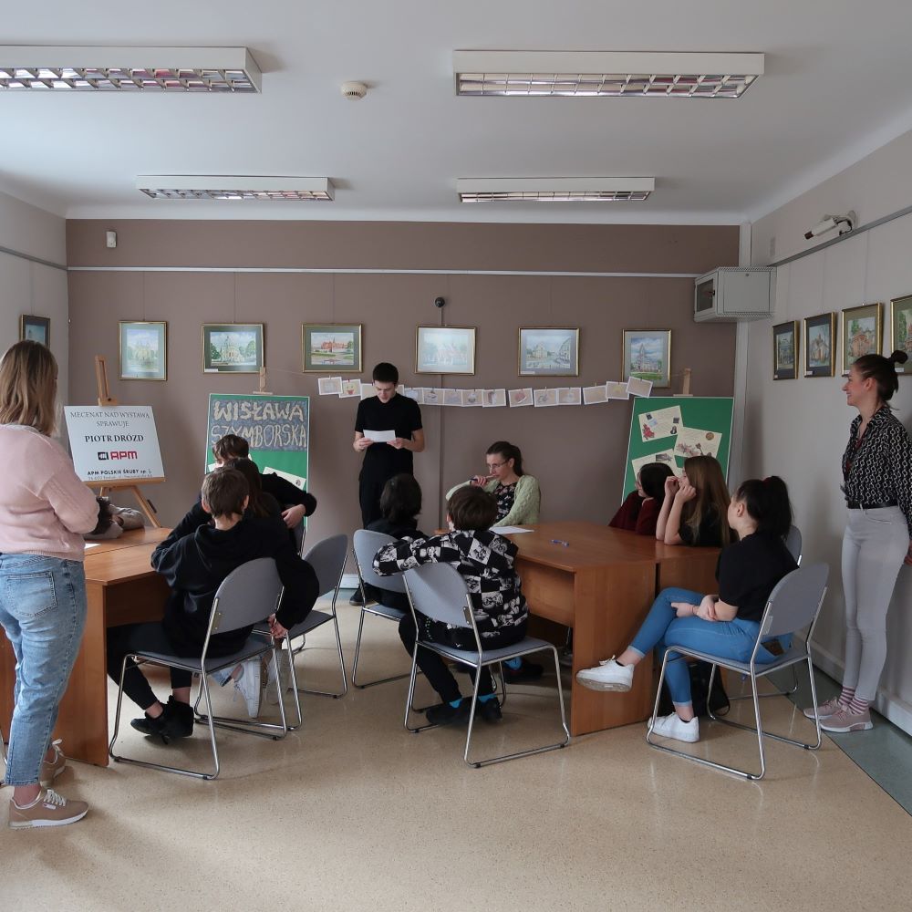 rok-wieslawy-szyborskiej-3 Uczeń stojąc na środku sali odczytuje z kartki polecenie zadania pozostali uczniowie uważnie go słuchają