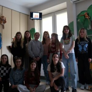 Grupa dziewczynek pozująca do zdjęcia w escape roomie BPR