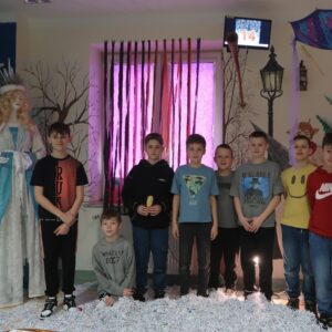 Grupa chłopców pozująca do zdjęcia w escape roomie BPR