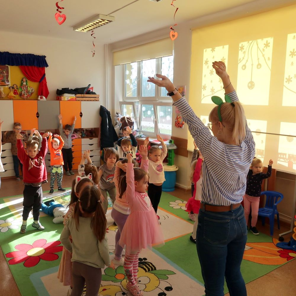 dzien-zaby-2 Dzieci ćwiczą pod kierunkiem pani instruktorki