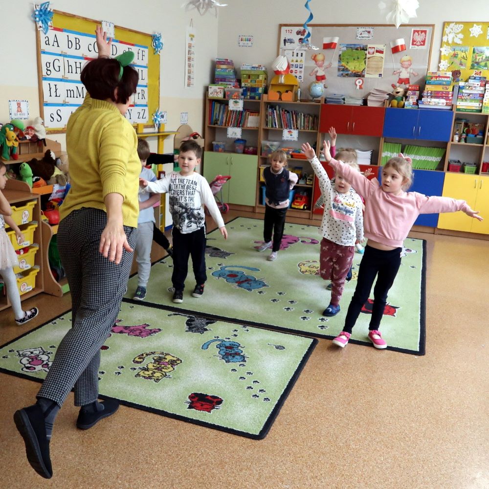 dzien-zaby-3 Dzieci ćwiczą pod kierunkiem pani instruktorki