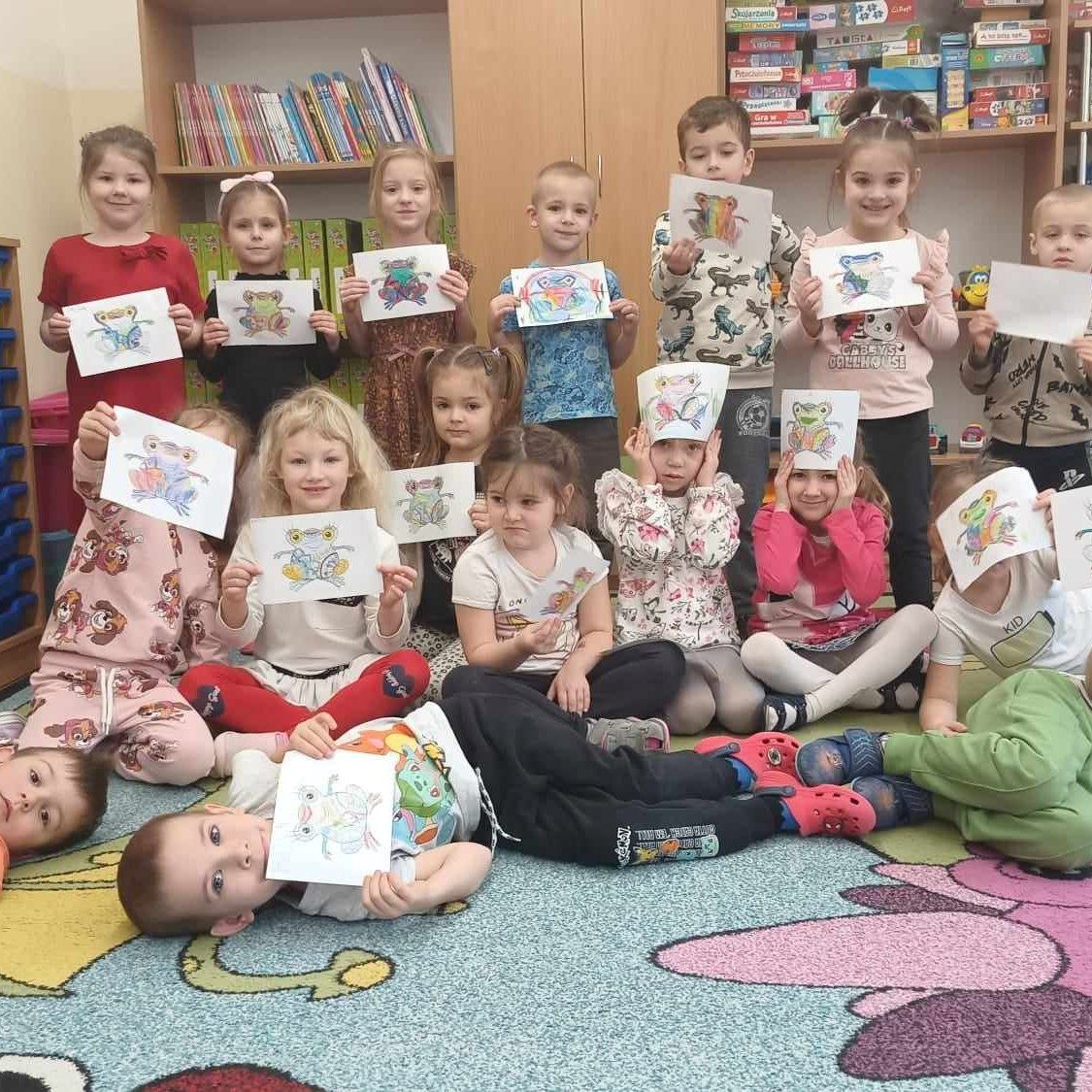 dzien-zaby-4 Dzieci prezentują swoje rysunki żaby