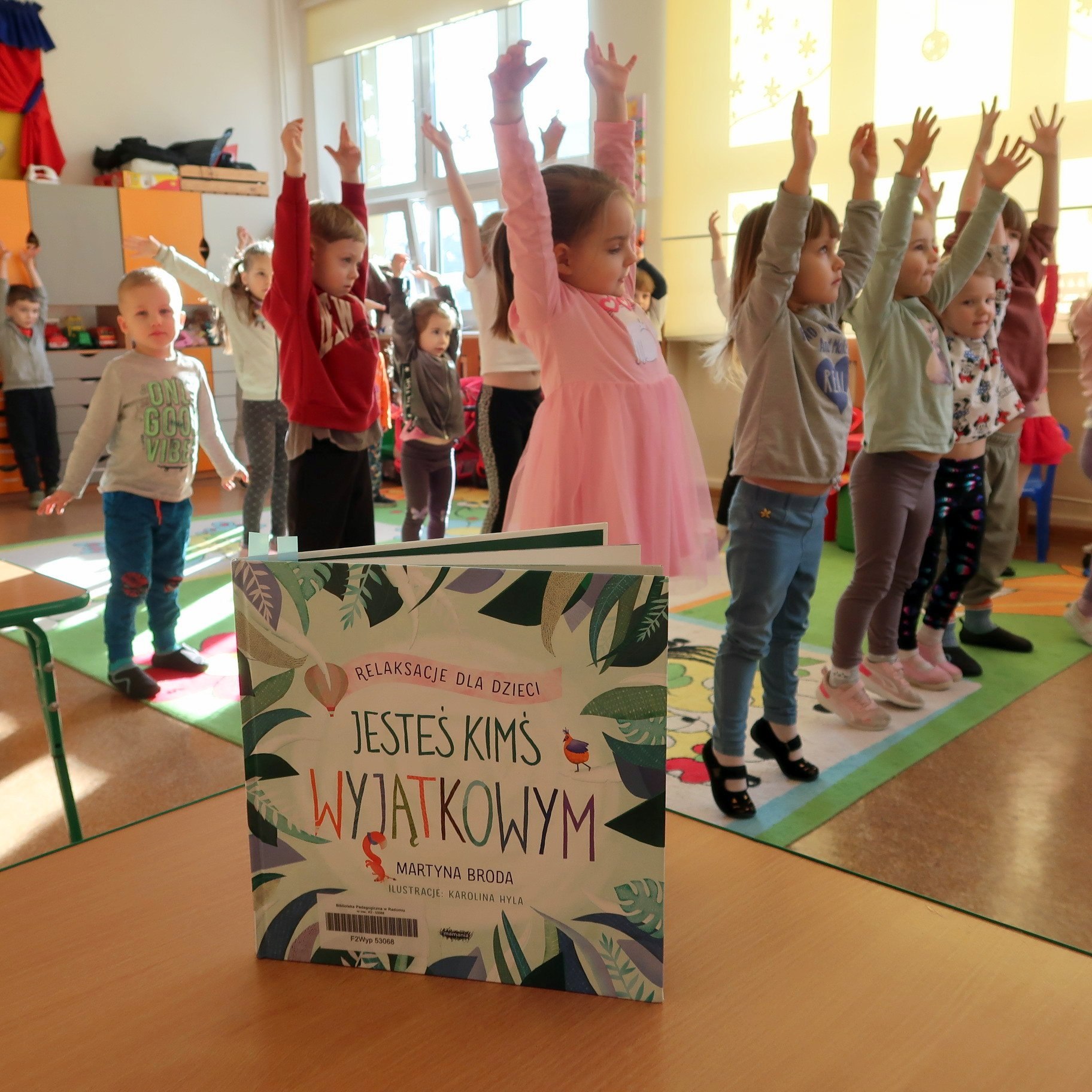 dzien-zaby-6 Grupa dzieci przedszkolnych unosi ręce do góry