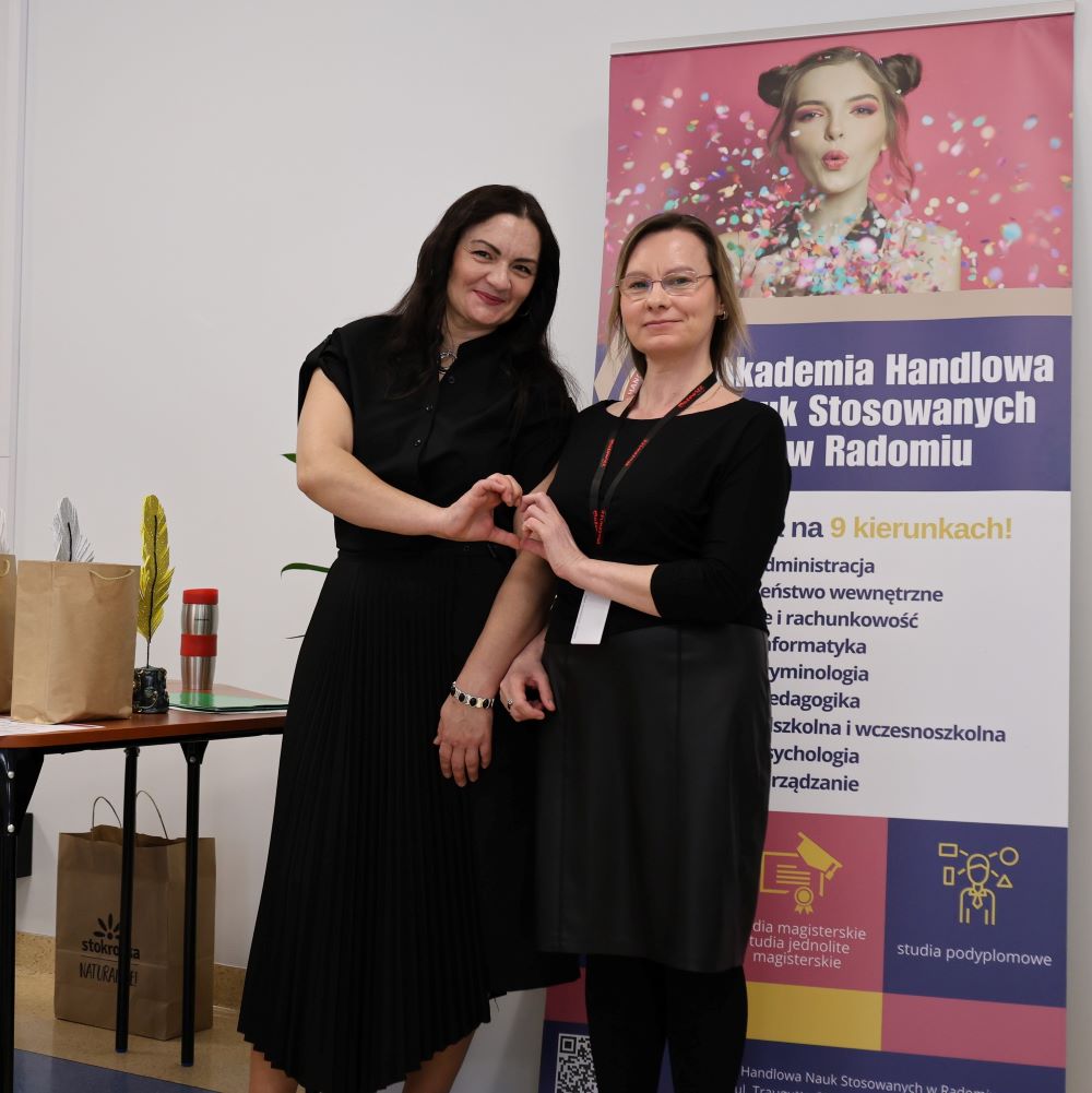 konkurs-tworczosc-literacka-6 Dwie uśmiechnięte kobiety składają ręce w kształt serca