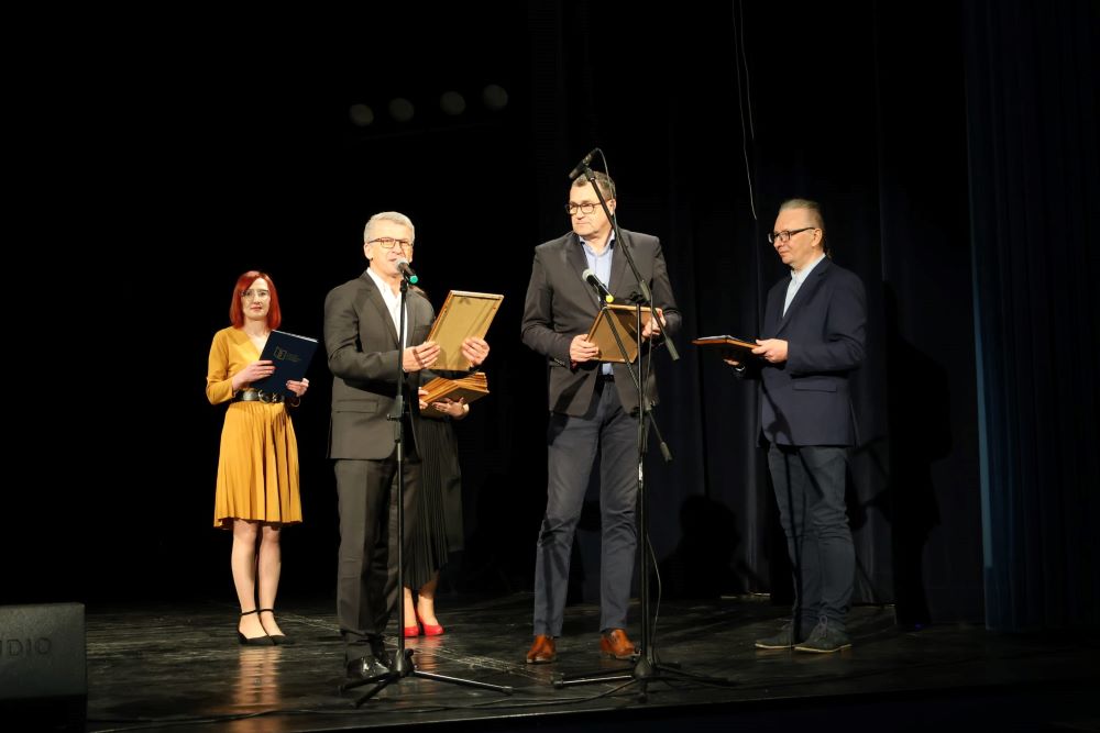 Jury 5 Młodzieżowego Przeglądu Teatralnego podczas wręczania dyplomów.