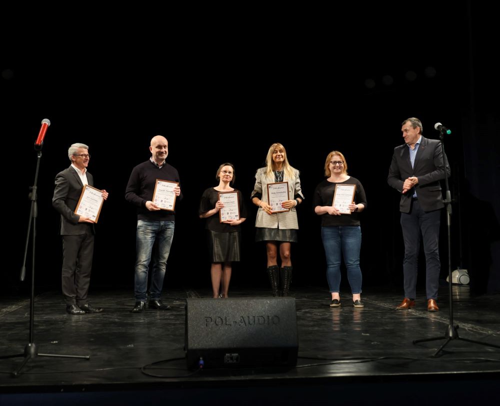 Jury 5 Młodzieżowego Przeglądu Teatralnego na scenie podczas wręczania dyplomów