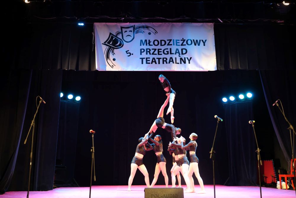 Zespół młodzieży na scenie podczas spektaklu
