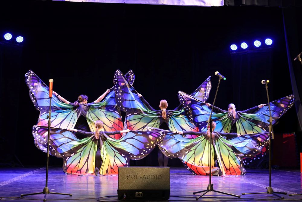 Zespół młodzieży na scenie podczas spektaklu