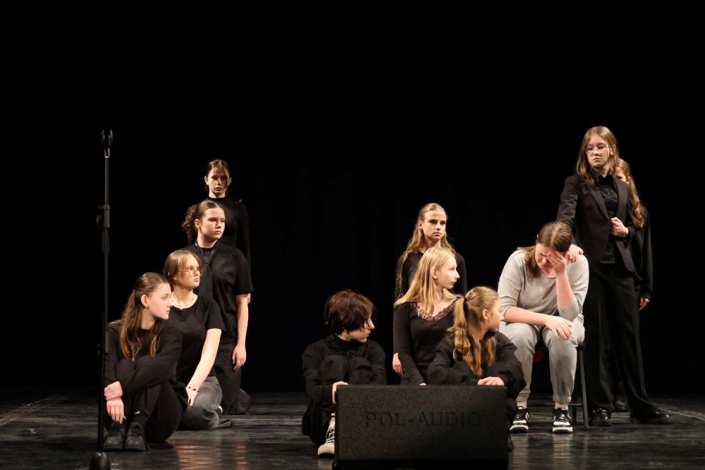 Zespół młodzieży na scenie podczas spektaklu