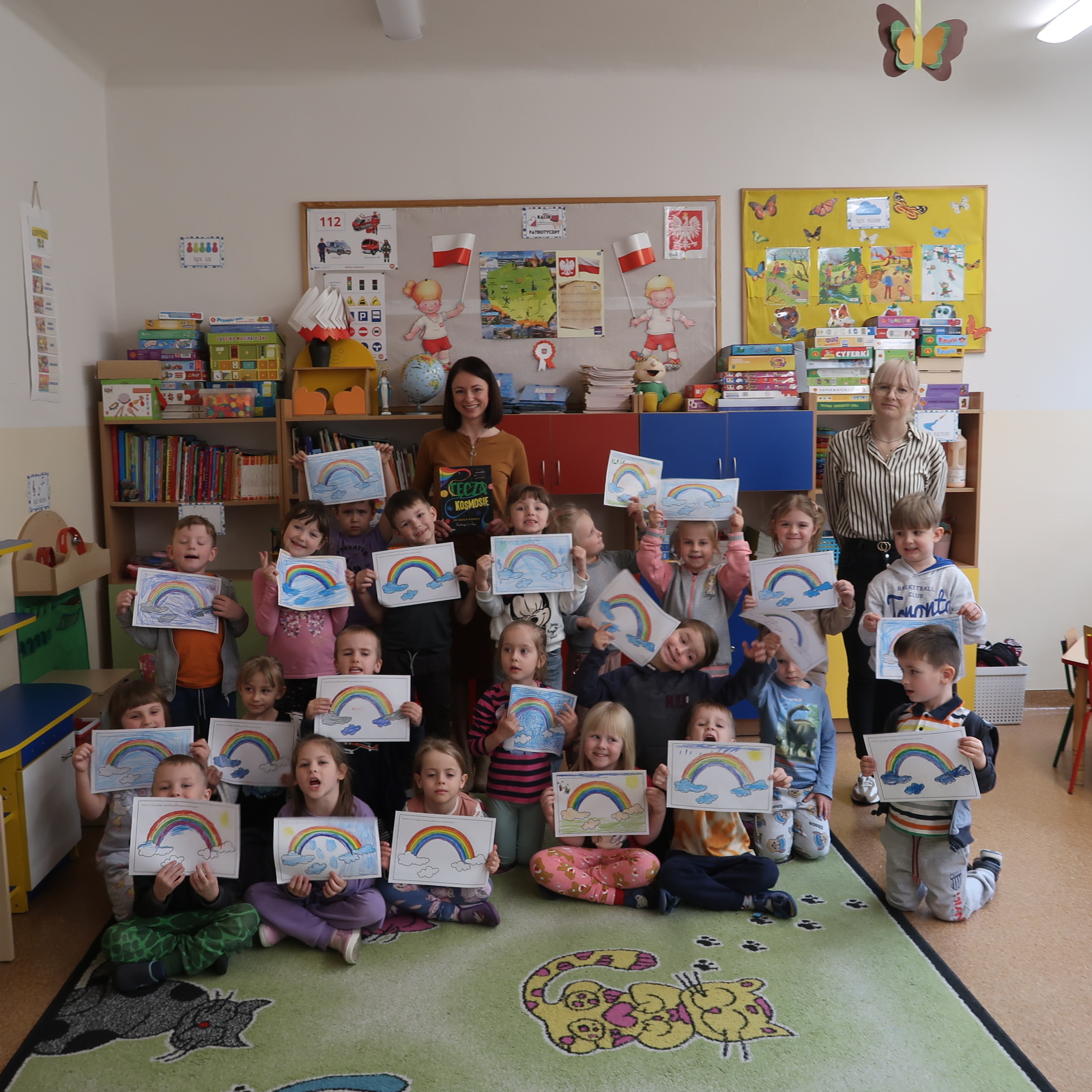 Grupowe zdjęcie dzieci prezentujących swoje prace plastyczne