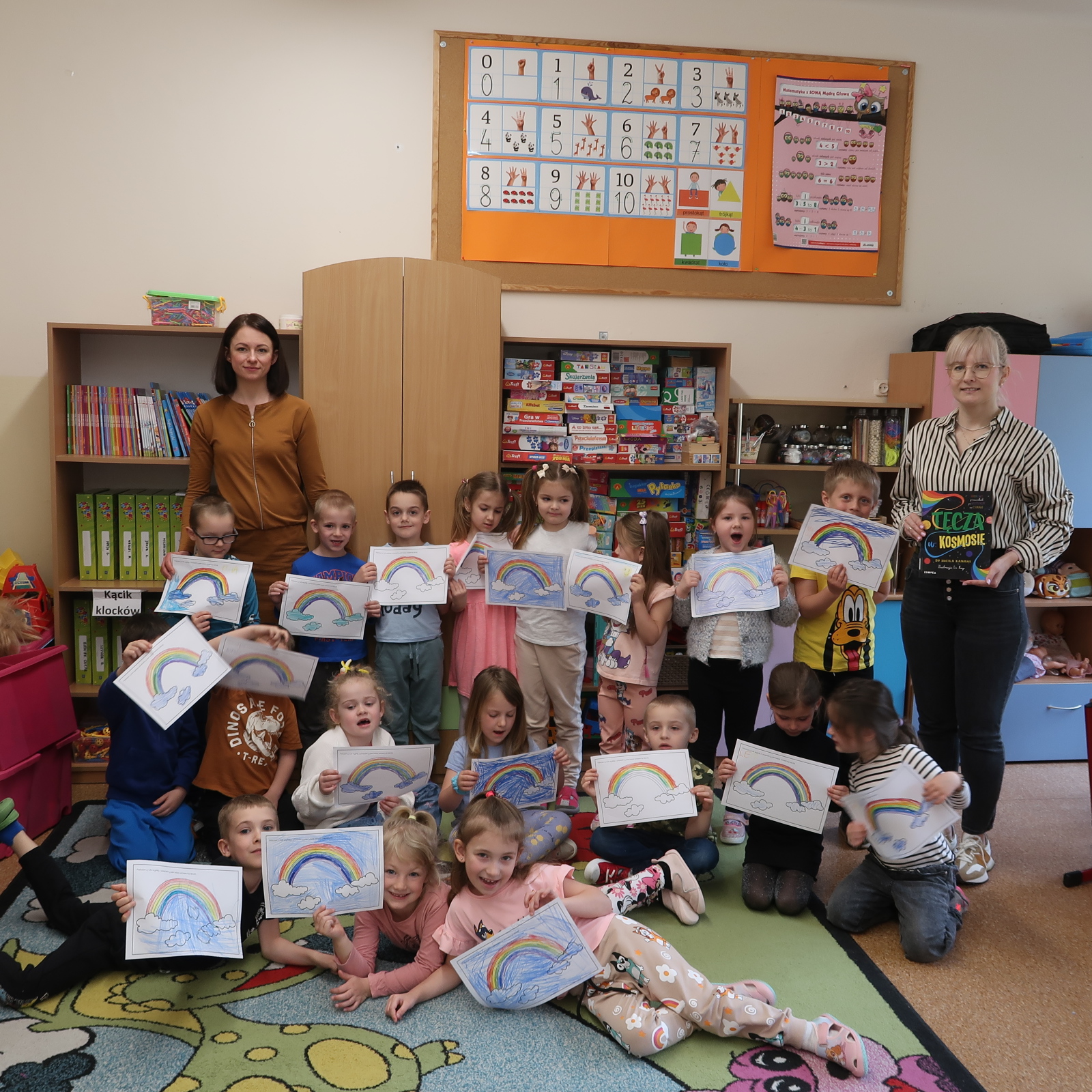 Grupowe zdjęcie dzieci prezentujących swoje prace plastyczne