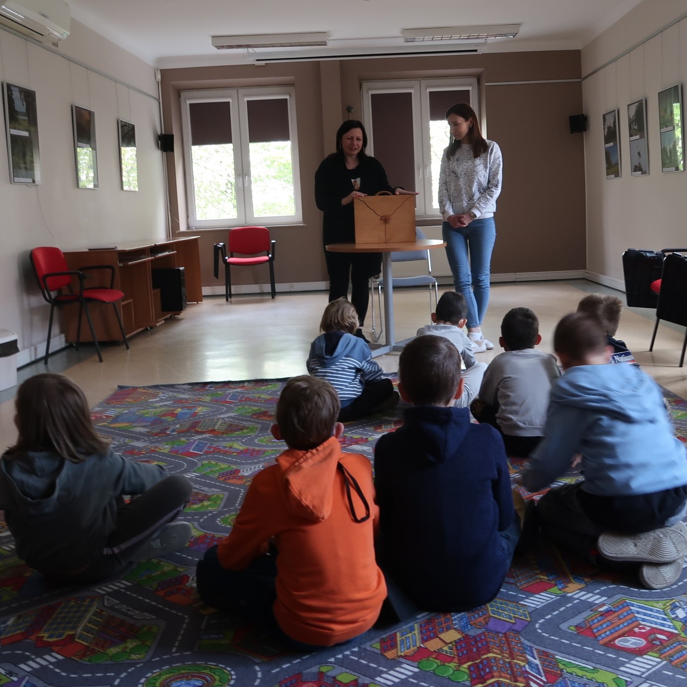 odwiedziny-PSP-12-1 Panie bibliotekarki pokazują dzieciom zbiory gromadzone w bibliotece