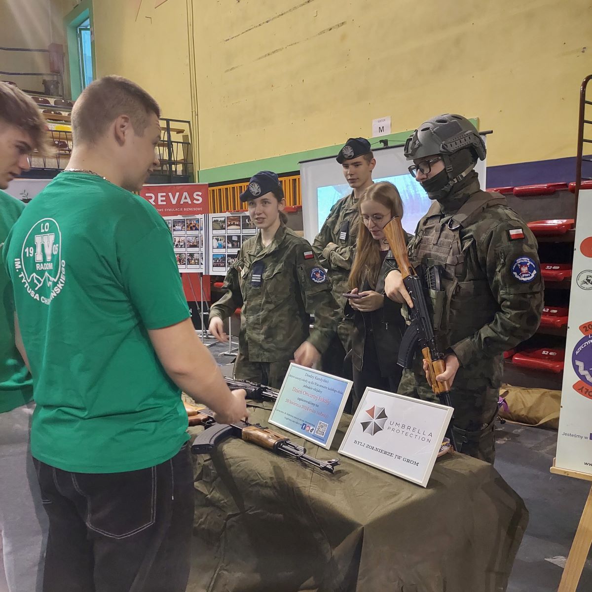 Młodzież przygląda się ofercie szkoły wojskowej