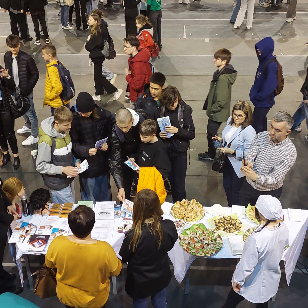 Stanowisko szkoły gastronomicznej odwiedzane przez grupę młodzieży