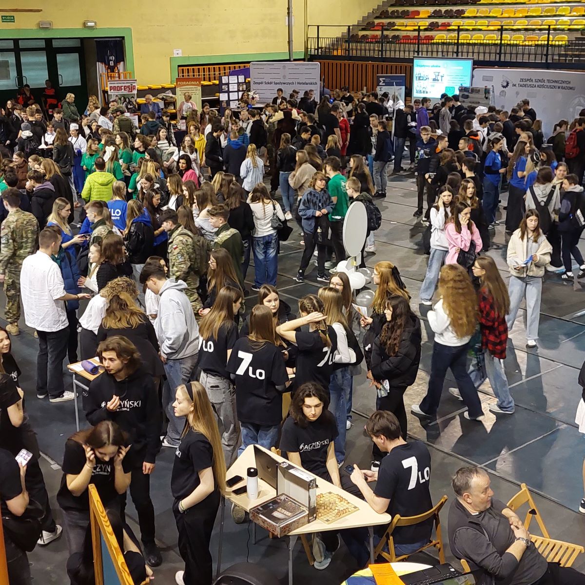 Tłum młodzieży zebranej na hali sportowej