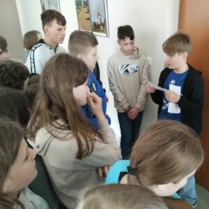 rozGRYzc-biblioteke-3 Uczeń odczytuje zapisaną na kartce zagadkę do rozwiązania