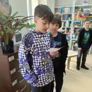 rozGRYzc-biblioteke-5 Uczeń odczytuje zapisaną na kartce papieru zagadkę