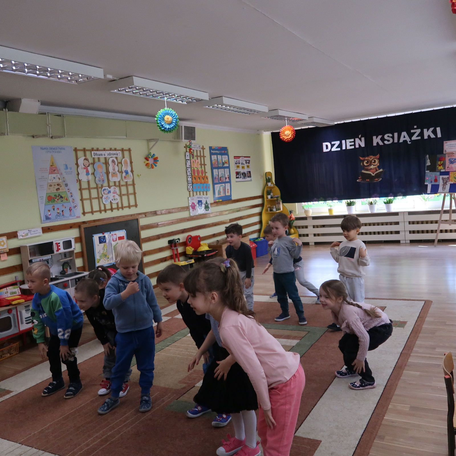 zajecia-PSP-12-6 Dzieci wykonują ćwiczenia gimnastyczne na środku sali