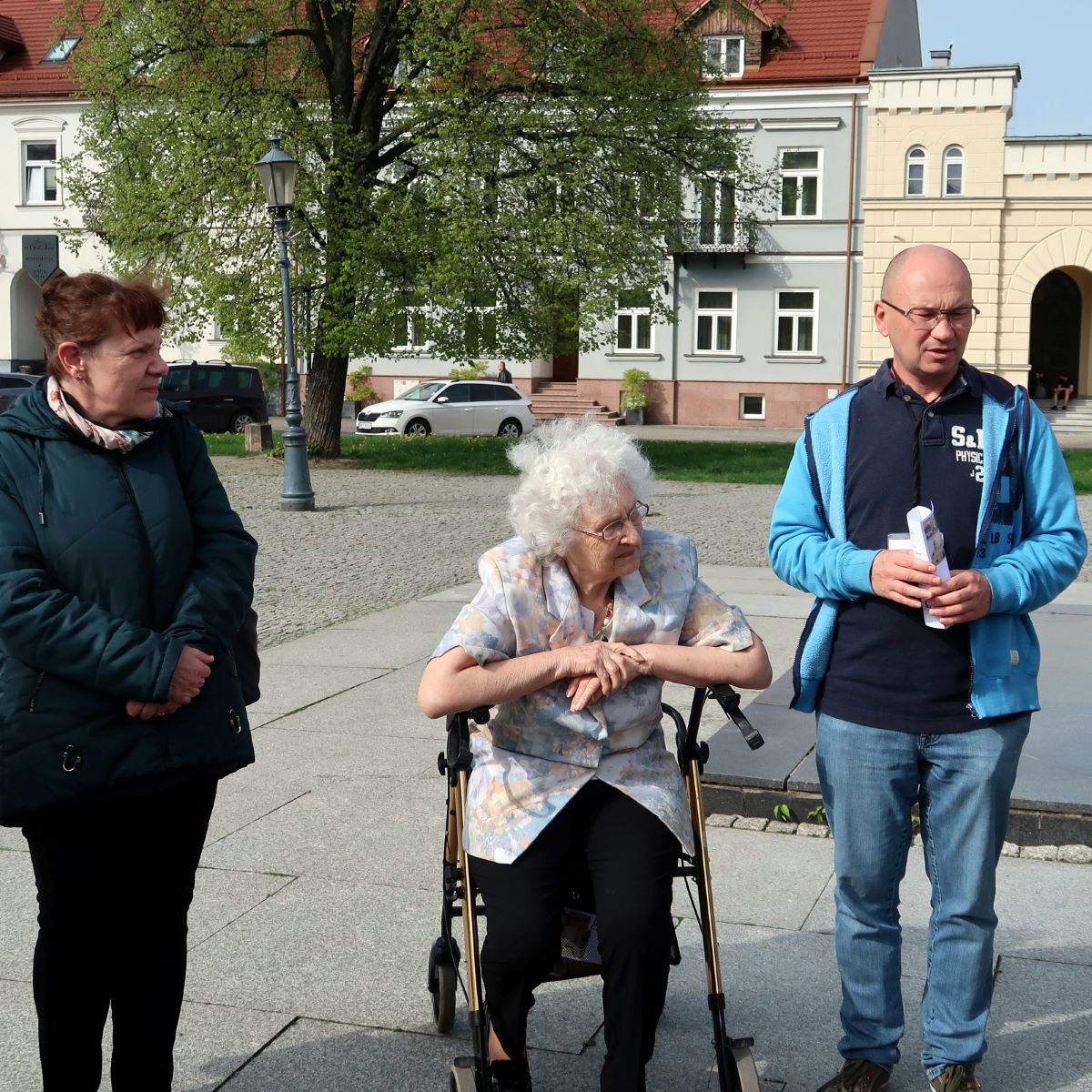 zwiedzanie-radomia-1 Przewodnik oprowadza grupę ludzi po rynku