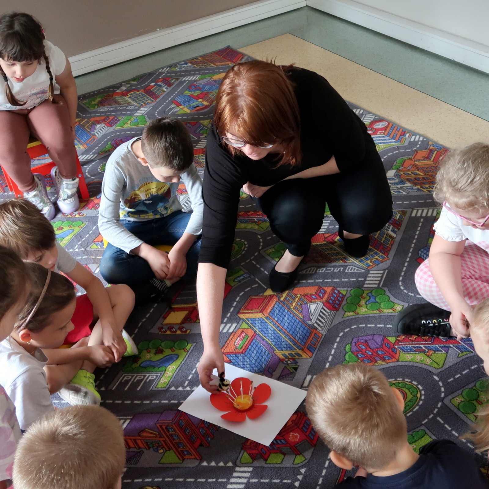 IMG_4435 Bibliotekarka prezentuje dzieciom jak pszczoły zbierają nektar z kwiatów