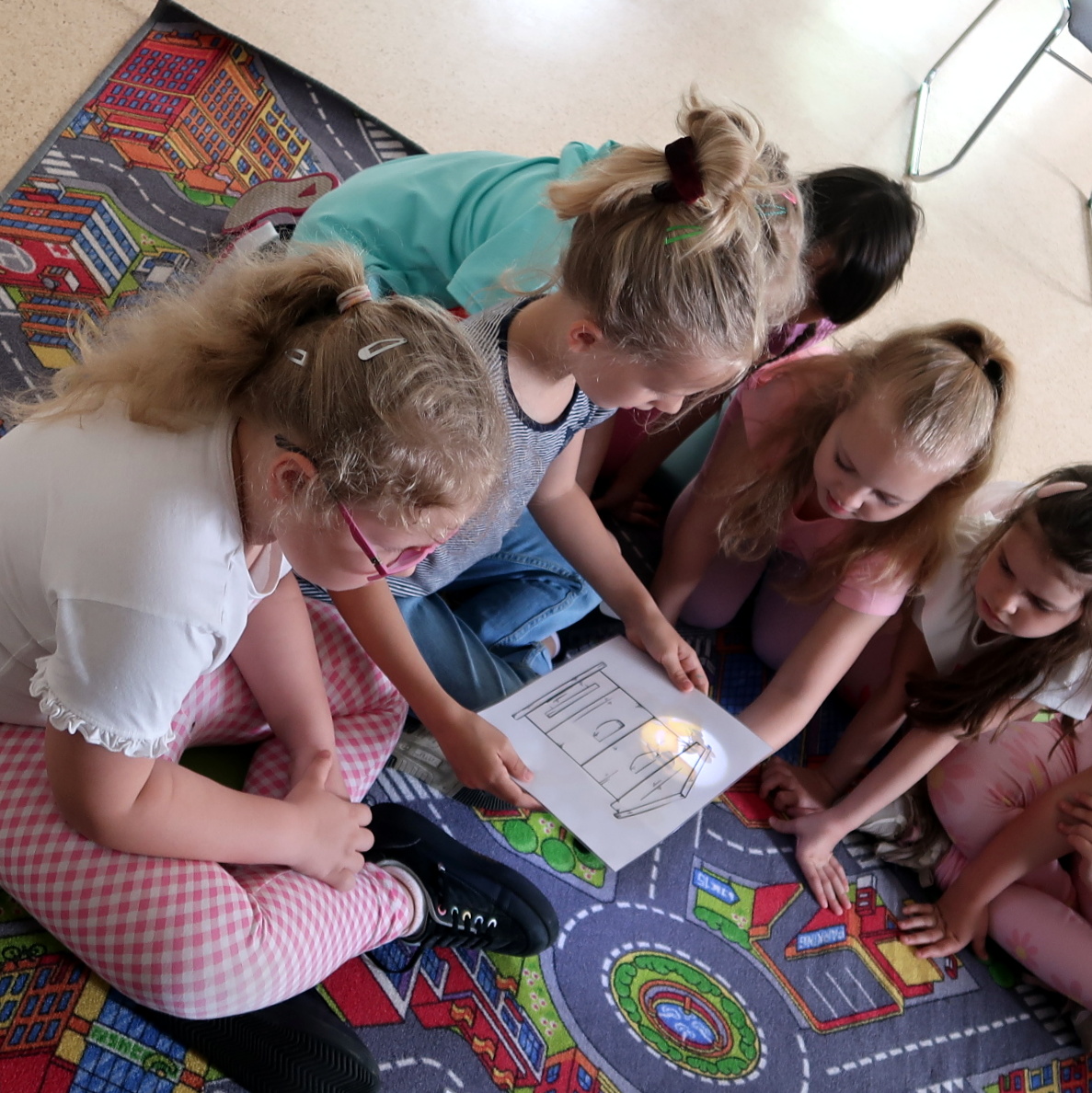 IMG_4443 Dzieci przyglądają się rysunkowi ulu w którym mieszkają pszczoły