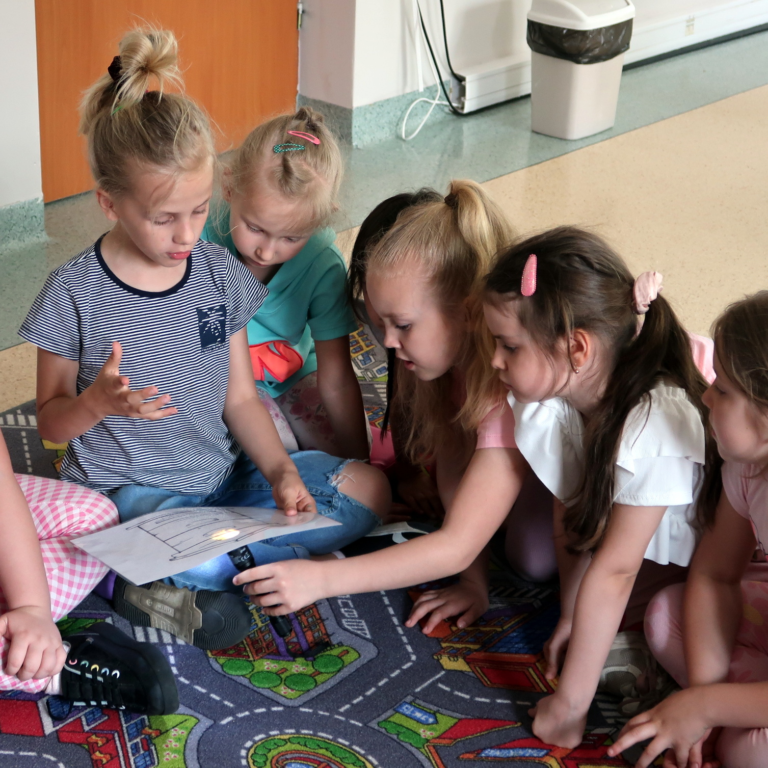 IMG_4449 Dzieci przyglądają się rysunkowi ulu w którym mieszkają pszczoły