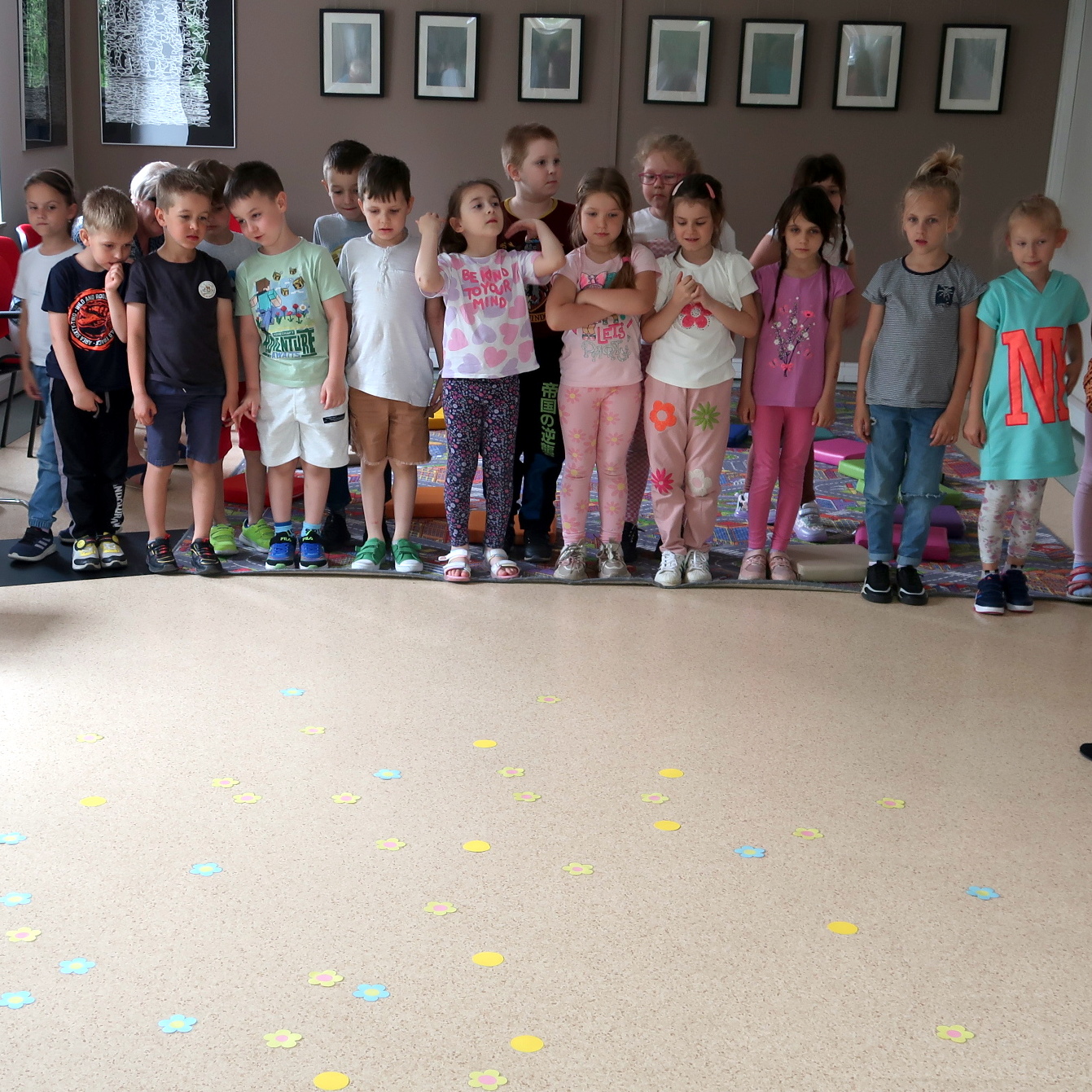 IMG_4466 Dzieci pozują do grupowego zdjęcia