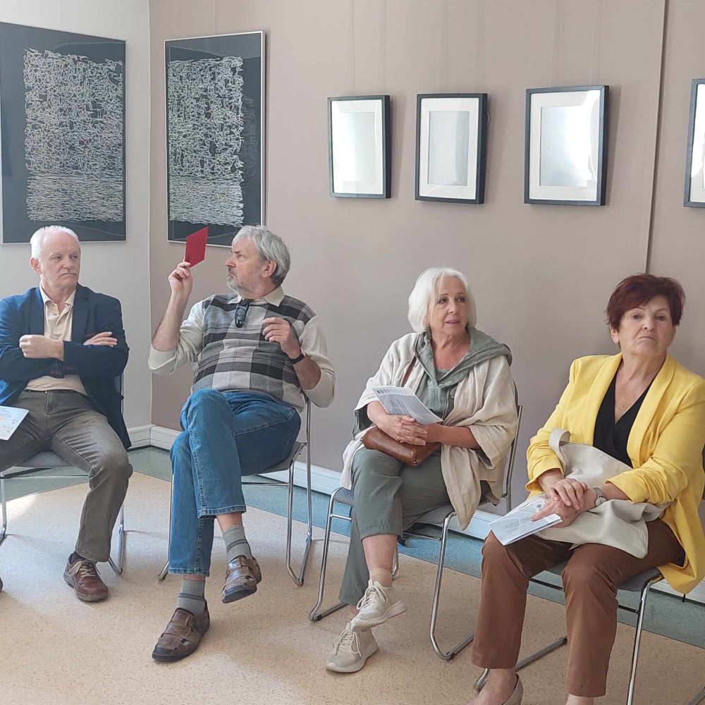 Uczestnicy Uniwersytetu Trzeciego Wieku słuchają wykładu