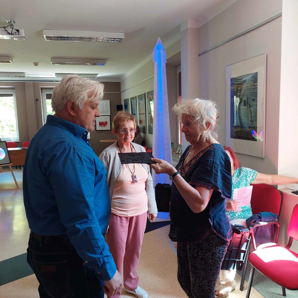 Starszy mężczyzna prowadzi wykład dla uczestników Uniwersytetu Trzeciego Wieku