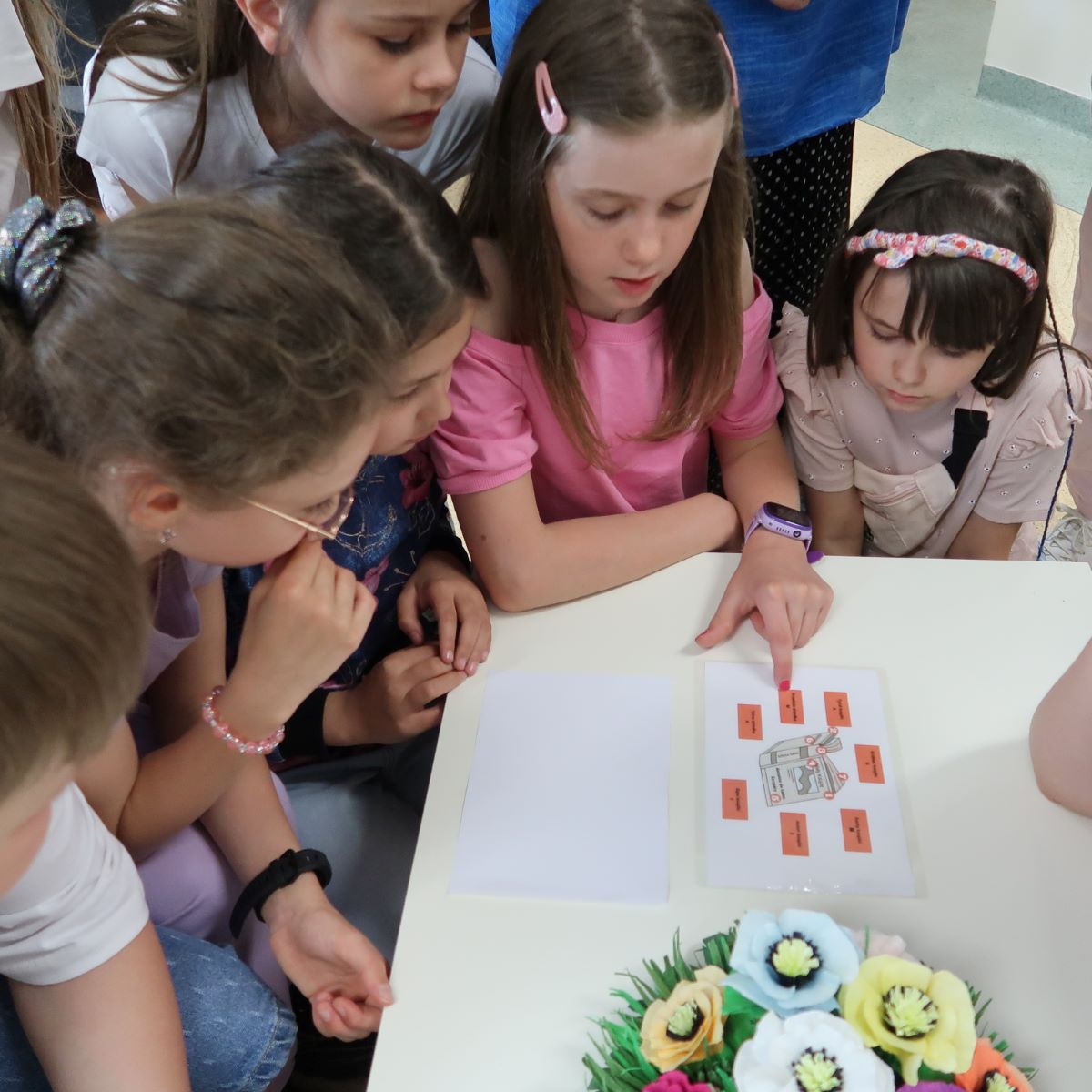akademia-ksiazki-psp24-4 Grupka dziewczynek przygląda się schematowi budowy książki