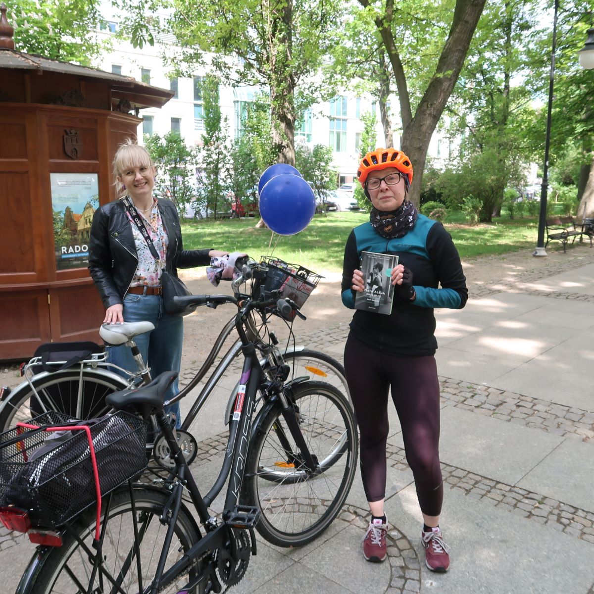 Rowerzysta prezentuje okładkę książkę