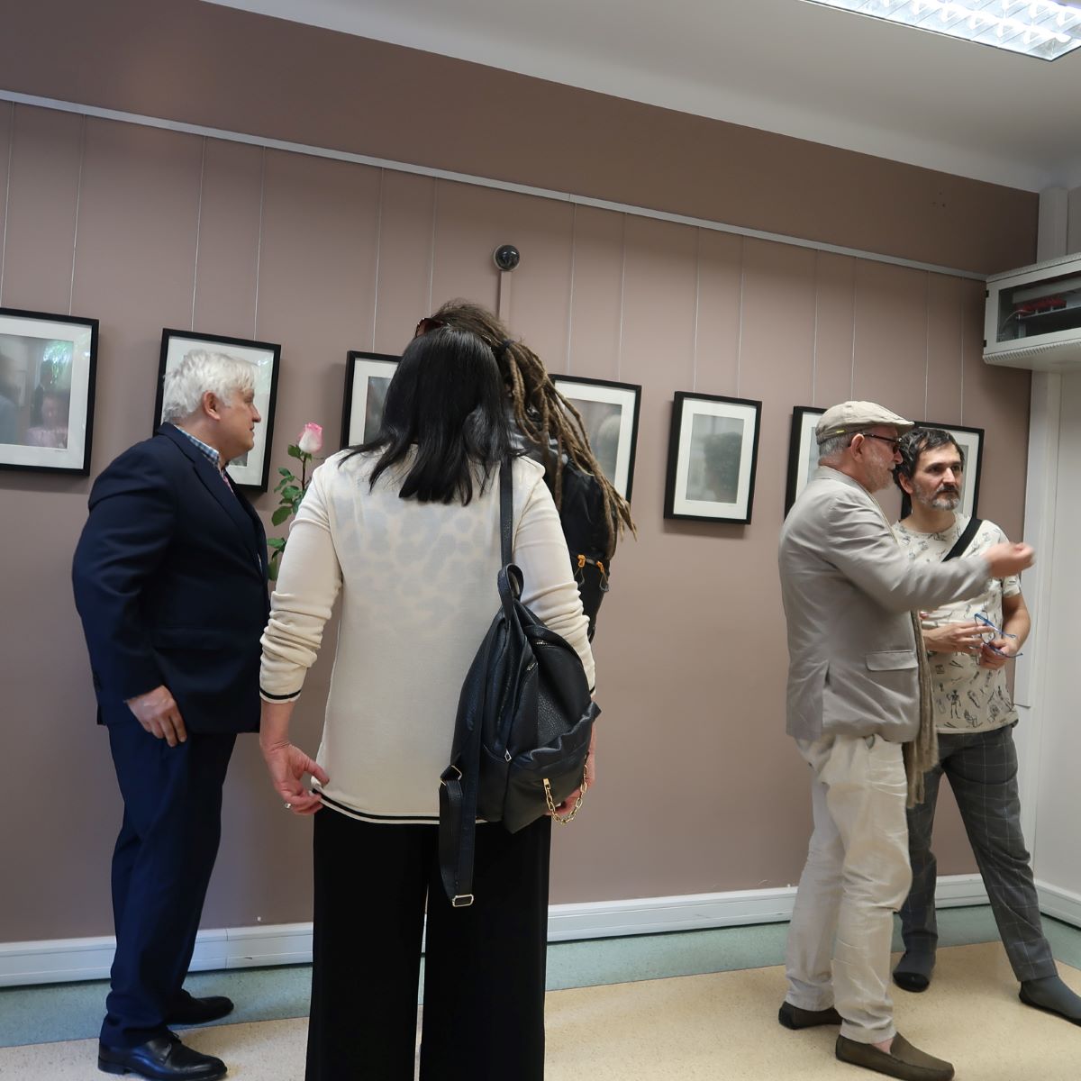 wystawa-noga-2 Autor wystawy prowadzi dyskusję z zebranymi