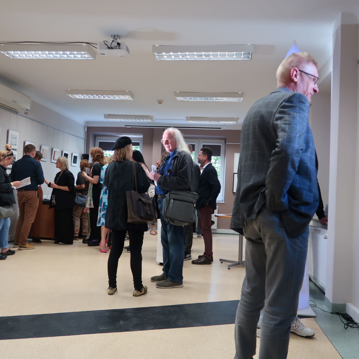 wystawa-noga-3 Zwiedzający wystawę prowadzą ożywioną dyskusję